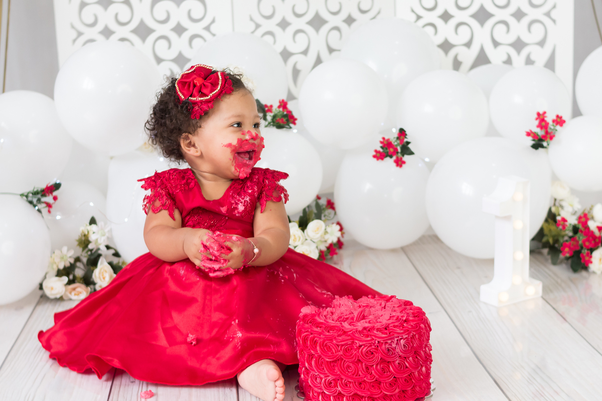 Ensaio de fotos para comemorar o primeiro aninho da Anna Laura. Smash the cake. Fotografo em Londirna especializado em ensaios de bebês. Momento registrado pela fotografa Giscellayne - Gy fotografia. Sessão de fotos em estúdio em Londrina- PR