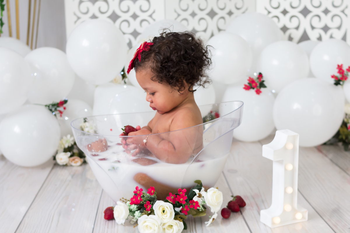 Ensaio de fotos para comemorar o primeiro aninho da Anna Laura. Smash the cake. Fotografo em Londirna especializado em ensaios de bebês. Momento registrado pela fotografa Giscellayne - Gy fotografia. Sessão de fotos em estúdio em Londrina- PR