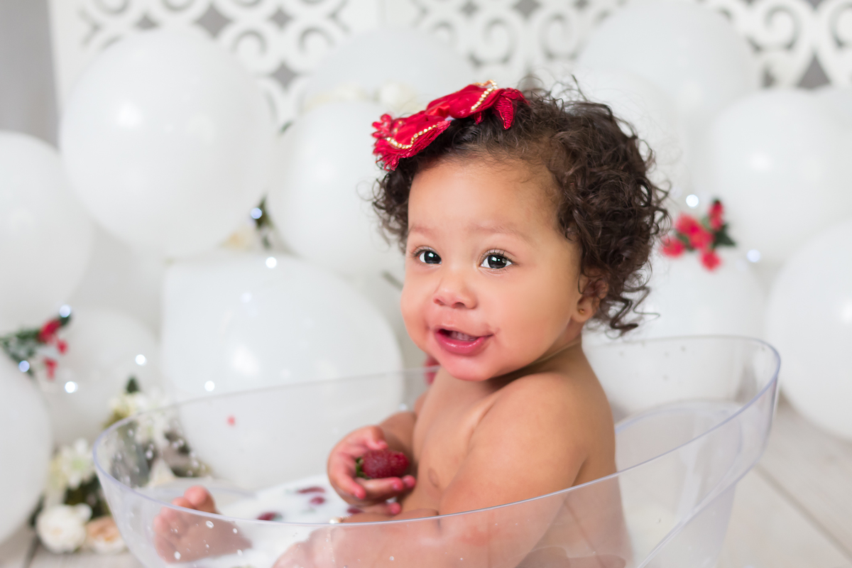 Ensaio de fotos para comemorar o primeiro aninho da Anna Laura. Smash the cake. Fotografo em Londirna especializado em ensaios de bebês. Momento registrado pela fotografa Giscellayne - Gy fotografia. Sessão de fotos em estúdio em Londrina- PR