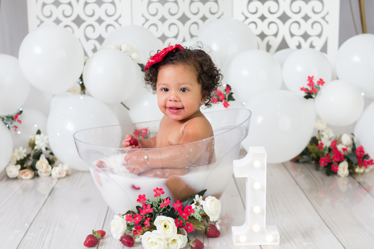 Ensaio de fotos para comemorar o primeiro aninho da Anna Laura. Smash the cake. Fotografo em Londirna especializado em ensaios de bebês. Momento registrado pela fotografa Giscellayne - Gy fotografia. Sessão de fotos em estúdio em Londrina- PR