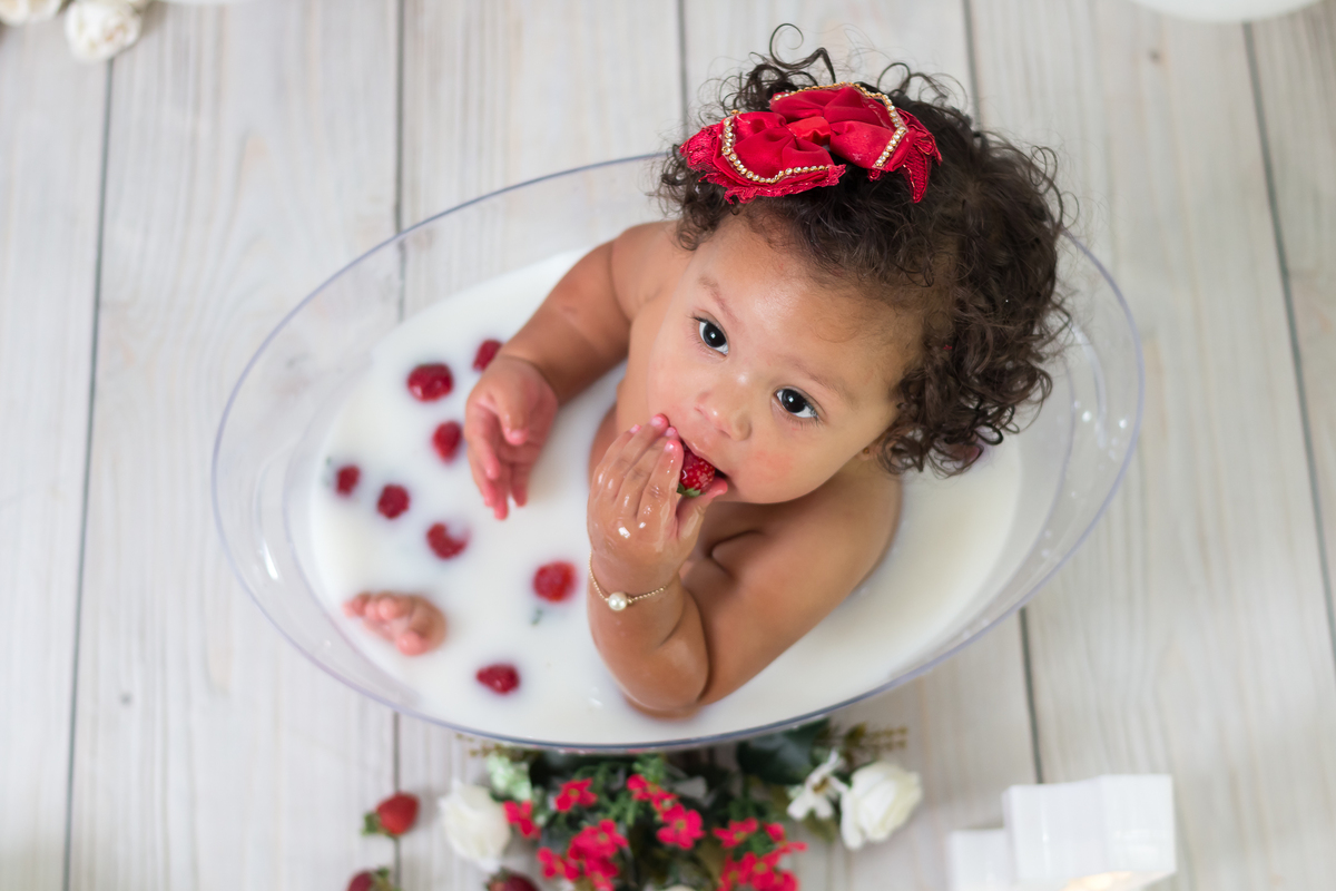 Ensaio de fotos para comemorar o primeiro aninho da Anna Laura. Smash the cake. Fotografo em Londirna especializado em ensaios de bebês. Momento registrado pela fotografa Giscellayne - Gy fotografia. Sessão de fotos em estúdio em Londrina- PR