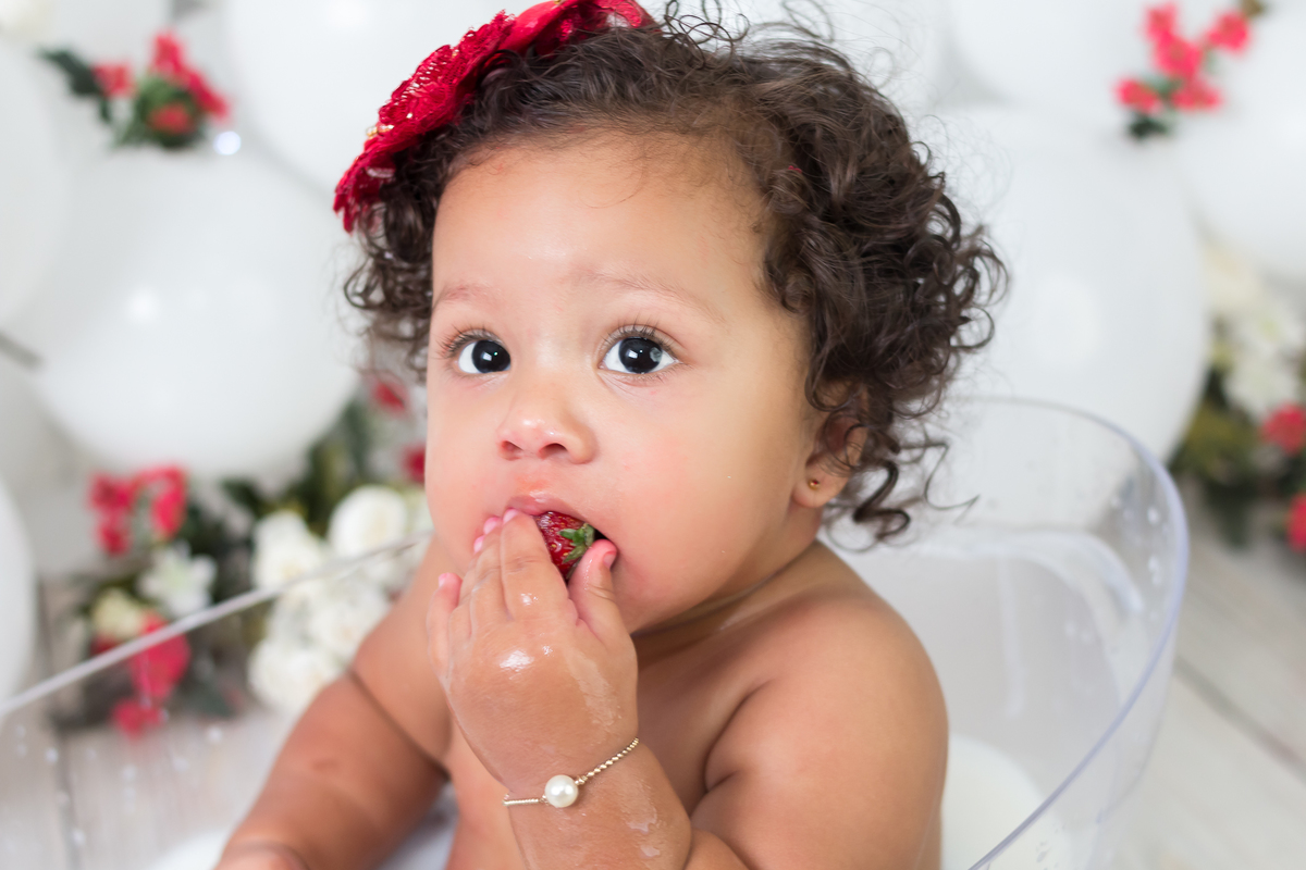 Ensaio de fotos para comemorar o primeiro aninho da Anna Laura. Smash the cake. Fotografo em Londirna especializado em ensaios de bebês. Momento registrado pela fotografa Giscellayne - Gy fotografia. Sessão de fotos em estúdio em Londrina- PR