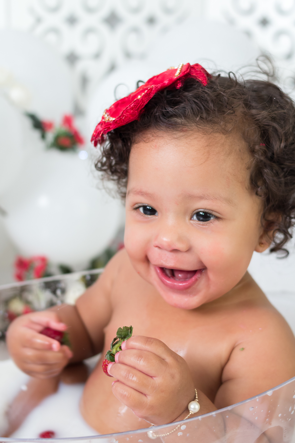 Ensaio de fotos para comemorar o primeiro aninho da Anna Laura. Smash the cake. Fotografo em Londirna especializado em ensaios de bebês. Momento registrado pela fotografa Giscellayne - Gy fotografia. Sessão de fotos em estúdio em Londrina- PR