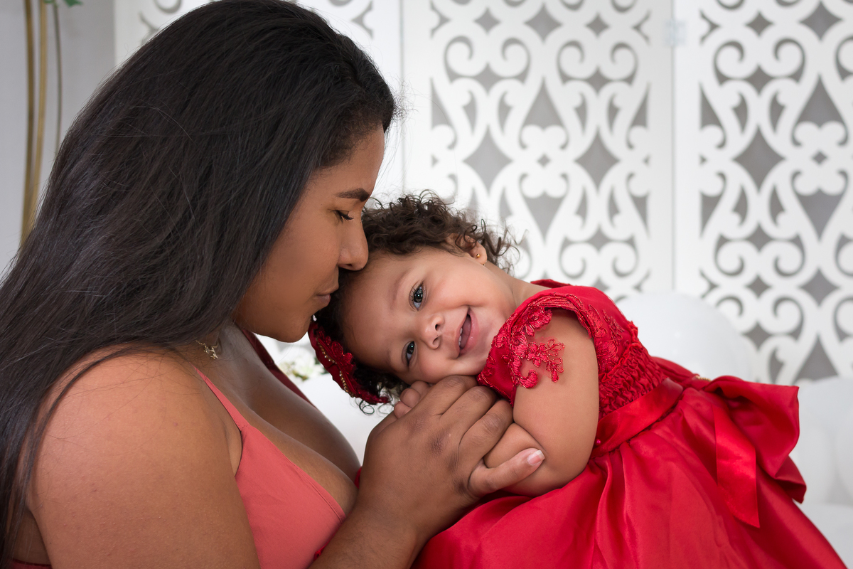 Ensaio de fotos para comemorar o primeiro aninho da Anna Laura. Smash the cake. Fotografo em Londirna especializado em ensaios de bebês. Momento registrado pela fotografa Giscellayne - Gy fotografia. Sessão de fotos em estúdio em Londrina- PR