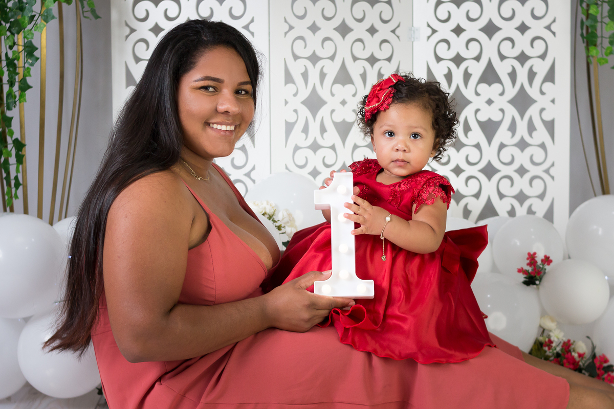 Ensaio de fotos para comemorar o primeiro aninho da Anna Laura. Smash the cake. Fotografo em Londirna especializado em ensaios de bebês. Momento registrado pela fotografa Giscellayne - Gy fotografia. Sessão de fotos em estúdio em Londrina- PREnsaio de fot