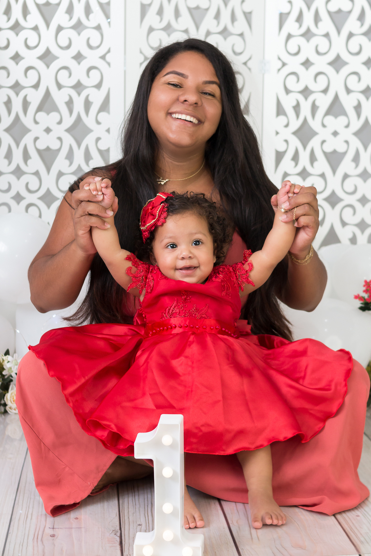 Ensaio de fotos para comemorar o primeiro aninho da Anna Laura. Smash the cake. Fotografo em Londirna especializado em ensaios de bebês. Momento registrado pela fotografa Giscellayne - Gy fotografia. Sessão de fotos em estúdio em Londrina- PR