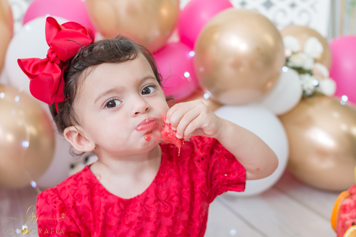 Ensaio Smash the Fruit da Alice. Fotografo em Londrina especializado em ensaios de bebês e crianças. Momento registrado pela fotografa Giscellayne - Gy Fotografia.