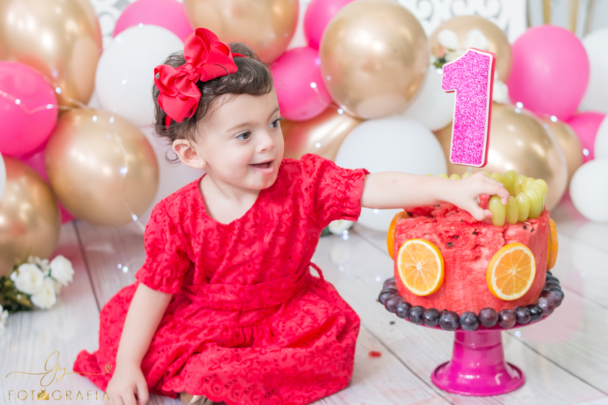 Ensaio Smash the Fruit da Alice. Fotografo em Londrina especializado em ensaios de bebês e crianças. Momento registrado pela fotografa Giscellayne - Gy Fotografia.
