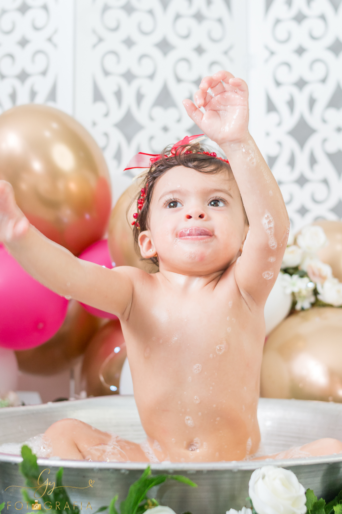 Ensaio Smash the Fruit da Alice. Fotografo em Londrina especializado em ensaios de bebês e crianças. Momento registrado pela fotografa Giscellayne - Gy Fotografia.