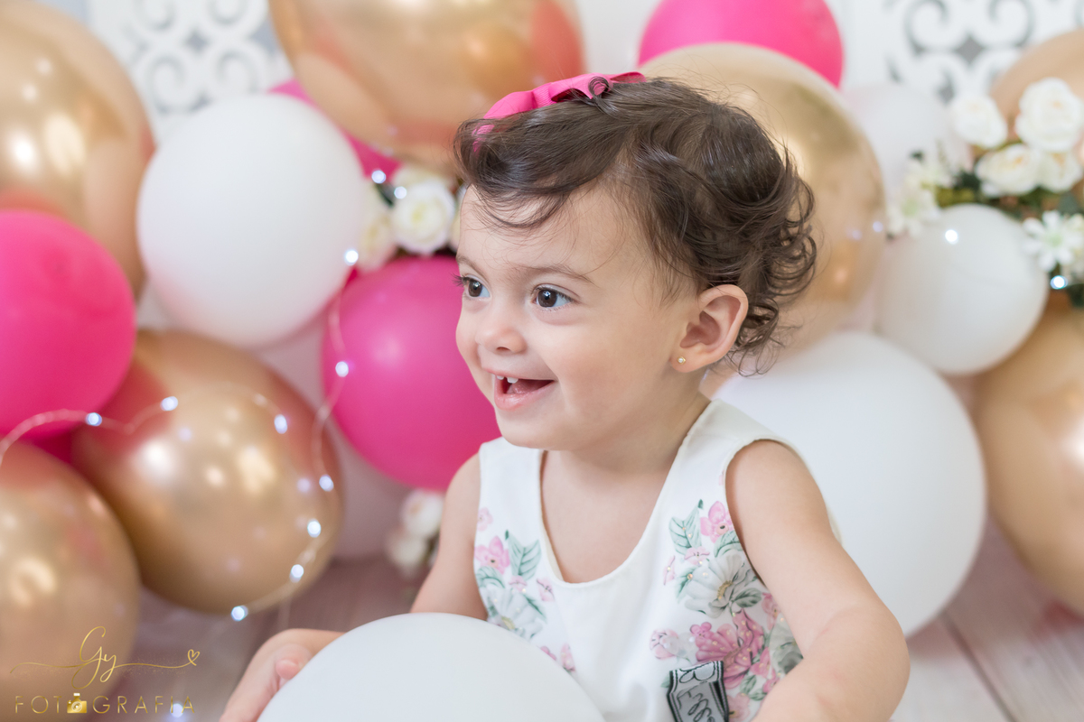 Ensaio Smash the Fruit da Alice. Fotografo em Londrina especializado em ensaios de bebês e crianças. Momento registrado pela fotografa Giscellayne - Gy Fotografia.