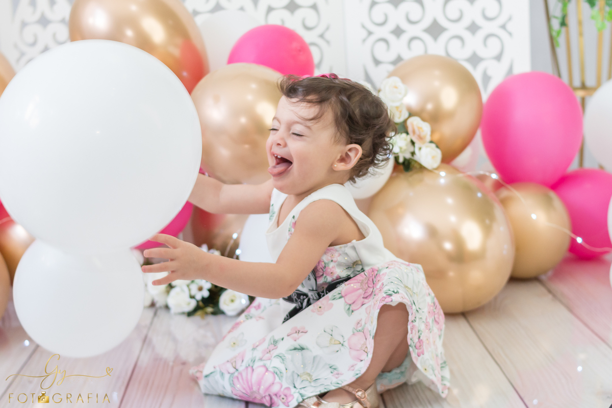 Ensaio Smash the Fruit da Alice. Fotografo em Londrina especializado em ensaios de bebês e crianças. Momento registrado pela fotografa Giscellayne - Gy Fotografia.