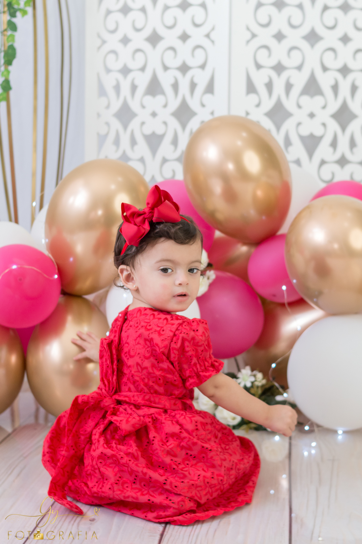 Ensaio Smash the Fruit da Alice. Fotografo em Londrina especializado em ensaios de bebês e crianças. Momento registrado pela fotografa Giscellayne - Gy Fotografia.