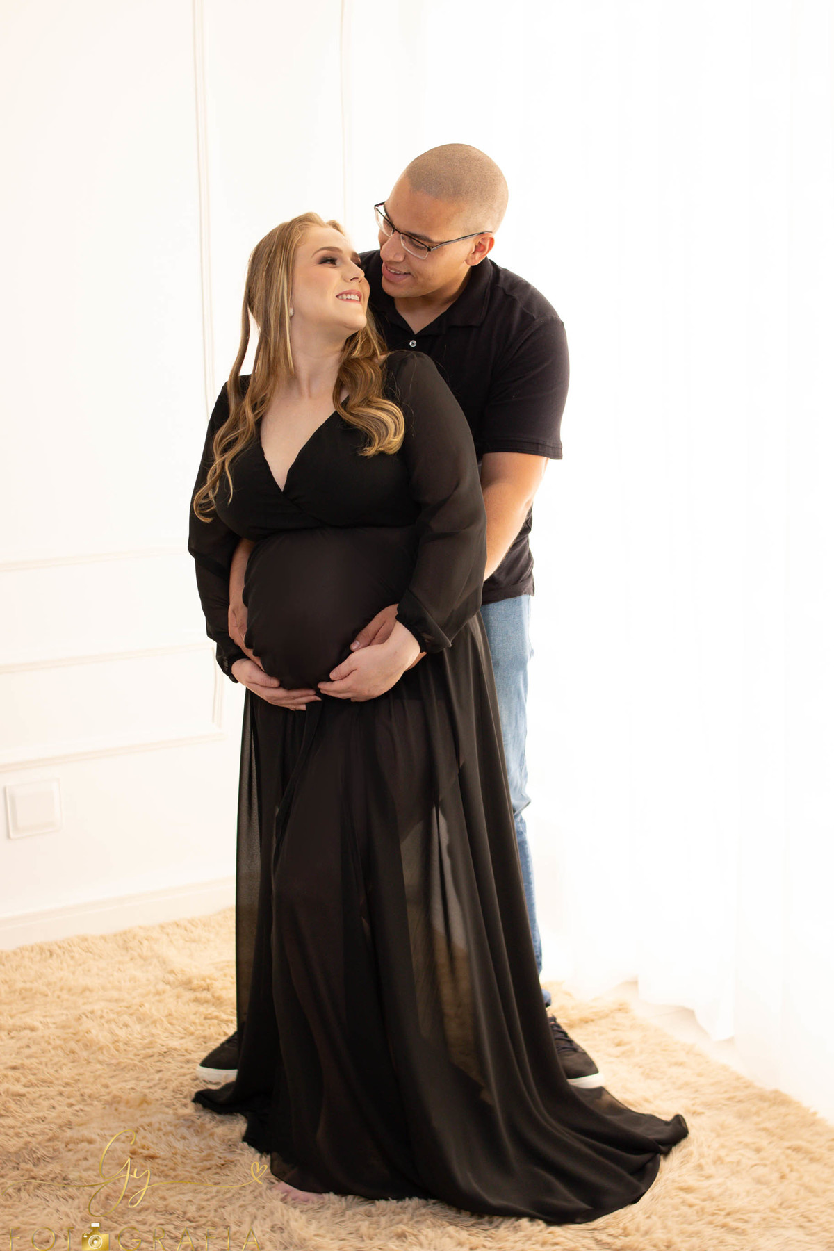 Ensaio de gestante em estudio. Fotografa especializada em ensaio gestante. Momento registrado pela fotografa Giscellayne - Gy Fotografia.
Fotografo em Londrina.