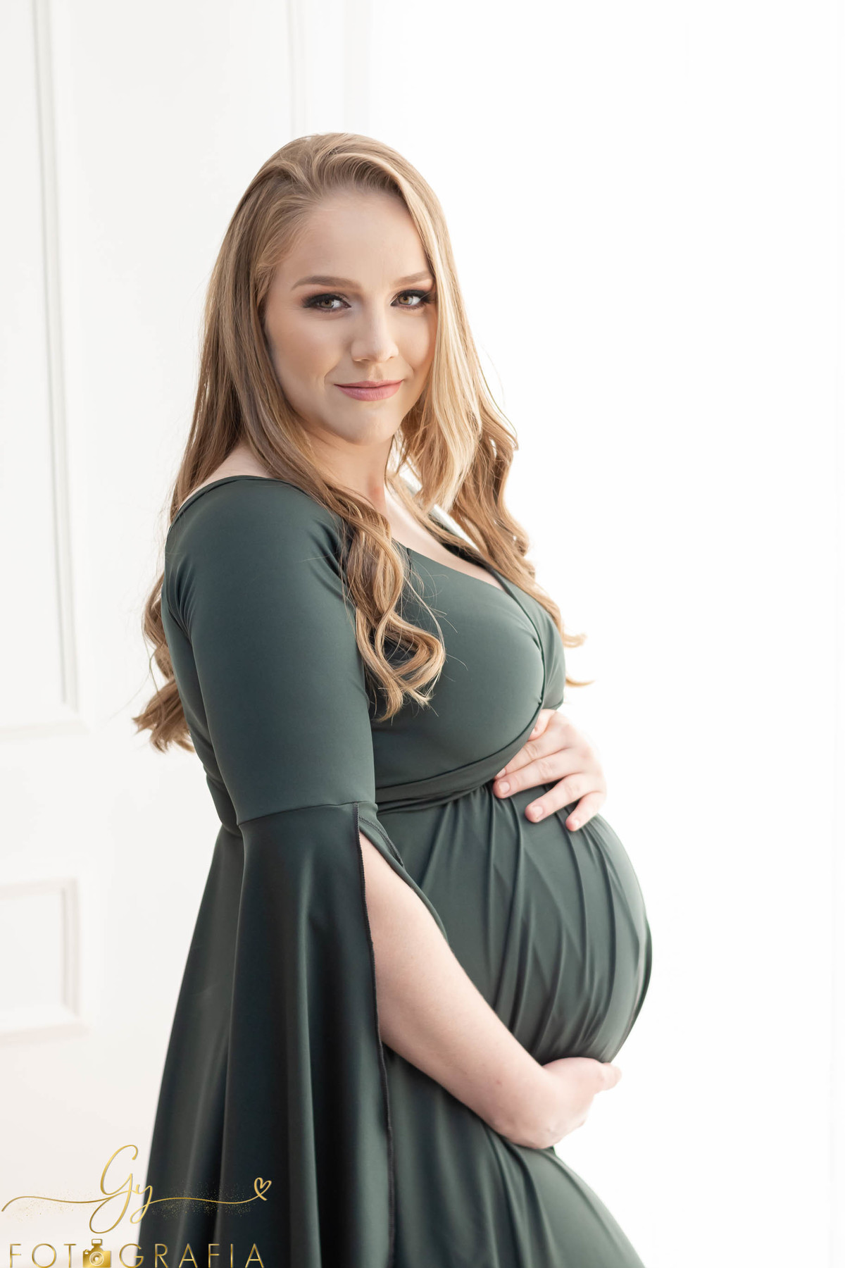 Ensaio de gestante em estudio. Fotografa especializada em ensaio gestante. Momento registrado pela fotografa Giscellayne - Gy Fotografia.
Fotografo em Londrina.