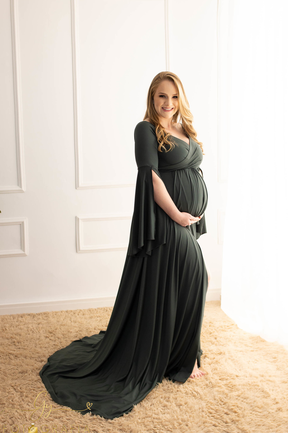 Ensaio de gestante em estudio. Fotografa especializada em ensaio gestante. Momento registrado pela fotografa Giscellayne - Gy Fotografia.
Fotografo em Londrina.