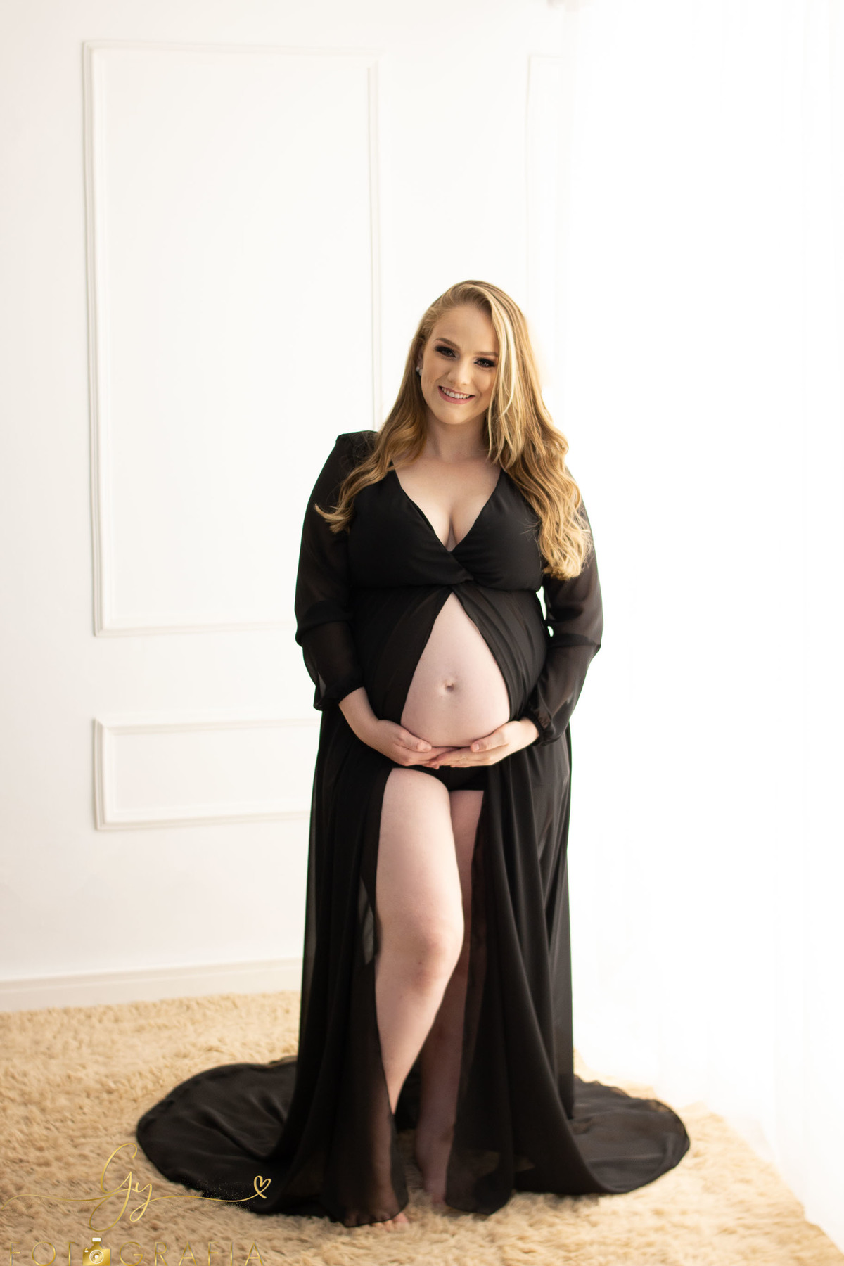 Ensaio de gestante em estudio. Fotografa especializada em ensaio gestante. Momento registrado pela fotografa Giscellayne - Gy Fotografia.
Fotografo em Londrina.