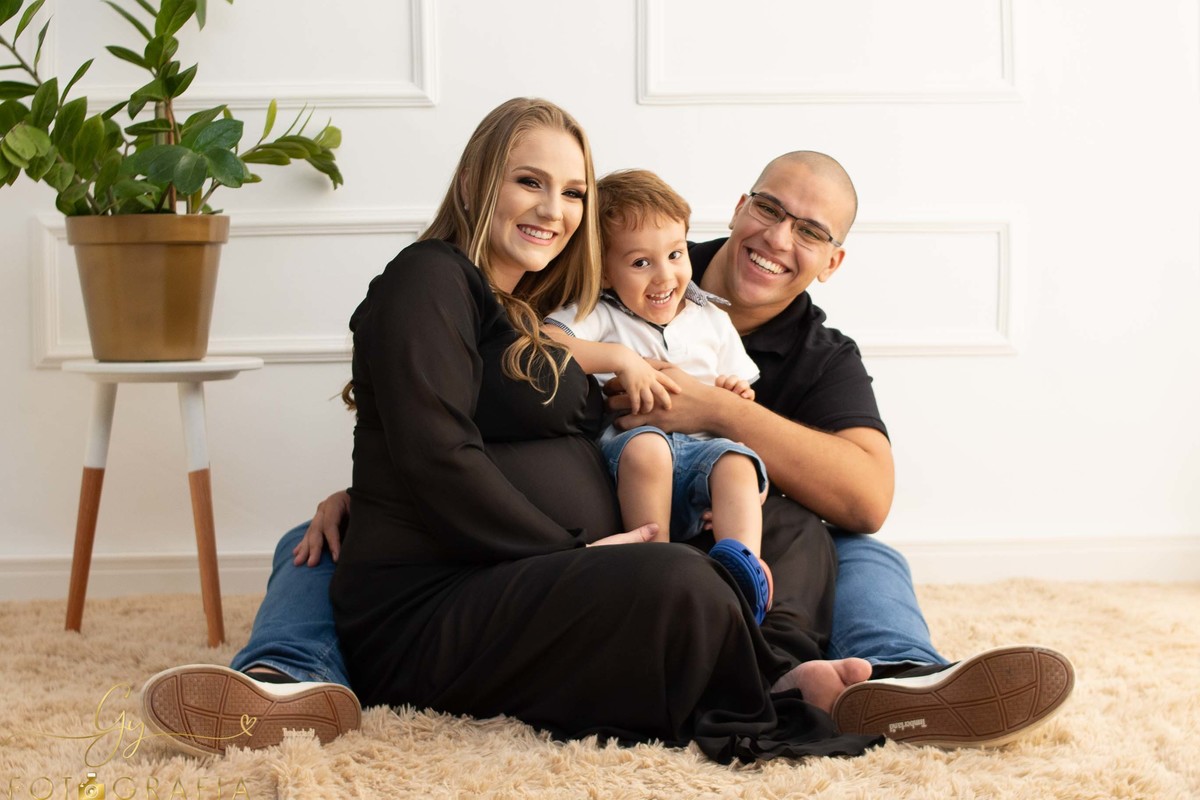 Ensaio de gestante em estudio. Fotografa especializada em ensaio gestante. Momento registrado pela fotografa Giscellayne - Gy Fotografia.
Fotografo em Londrina.