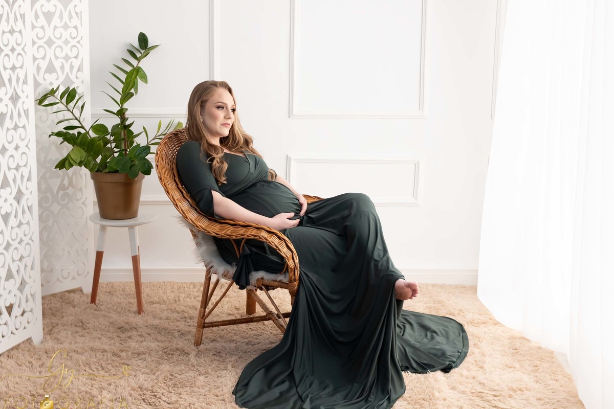 Ensaio de gestante em estudio. Fotografa especializada em ensaio gestante. Momento registrado pela fotografa Giscellayne - Gy Fotografia.
Fotografo em Londrina.