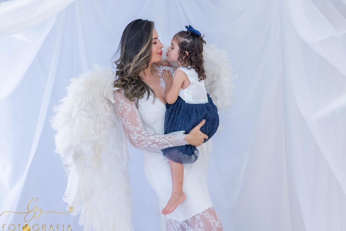 Mamãe anja! Asa de anjo dispoível para sessão de fotos. Mini ensaio de dia das mães, fotografo em Londrina especializado em ensaios de gestantes, bebes e crianças. Momento registrado pela fotografa Giscellayne | Gy fotografia
