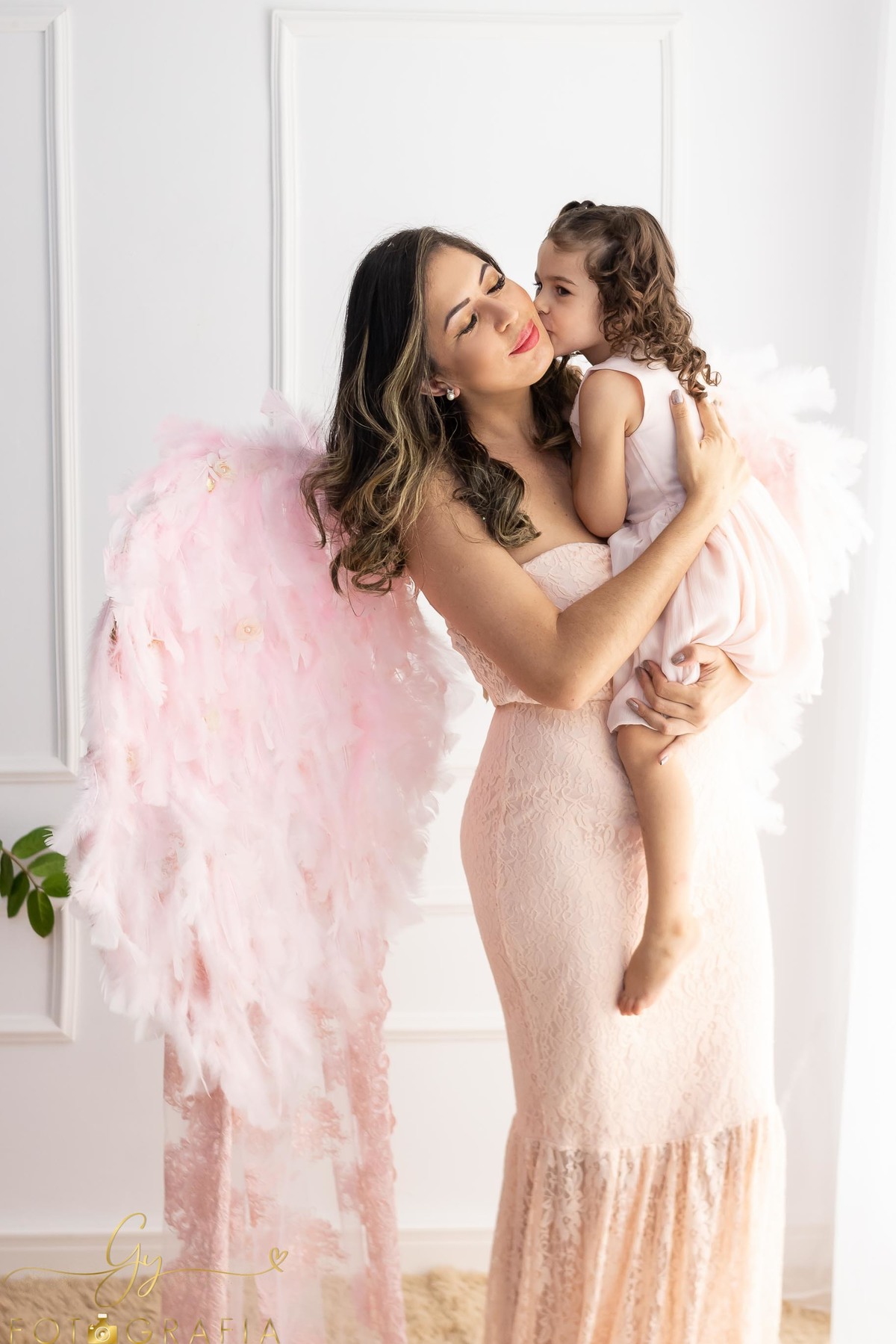 Mamãe anja! Asa de anjo dispoível para sessão de fotos. Mini ensaio de dia das mães, fotografo em Londrina especializado em ensaios de gestantes, bebes e crianças. Momento registrado pela fotografa Giscellayne | Gy fotografia