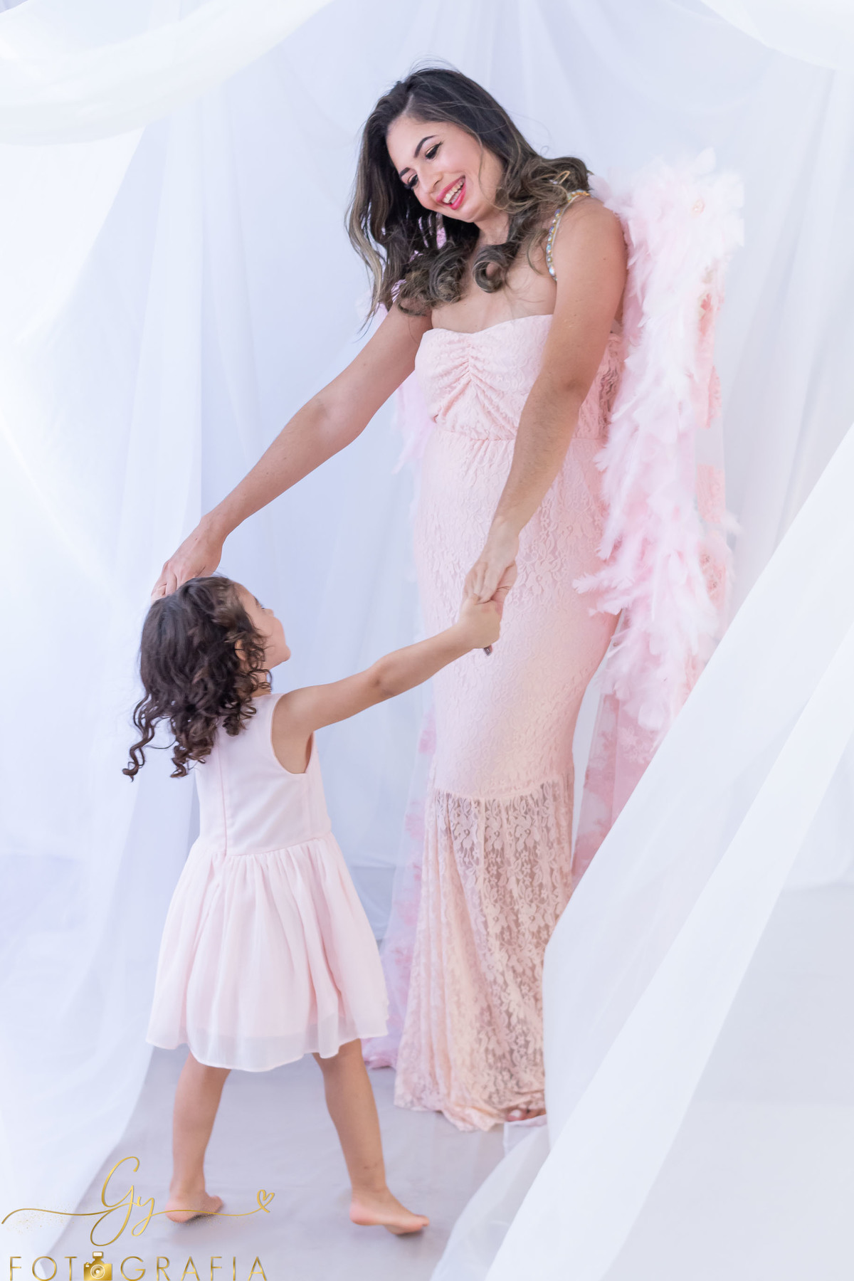 Mamãe anja! Asa de anjo dispoível para sessão de fotos. Mini ensaio de dia das mães, fotografo em Londrina especializado em ensaios de gestantes, bebes e crianças. Momento registrado pela fotografa Giscellayne | Gy fotografia