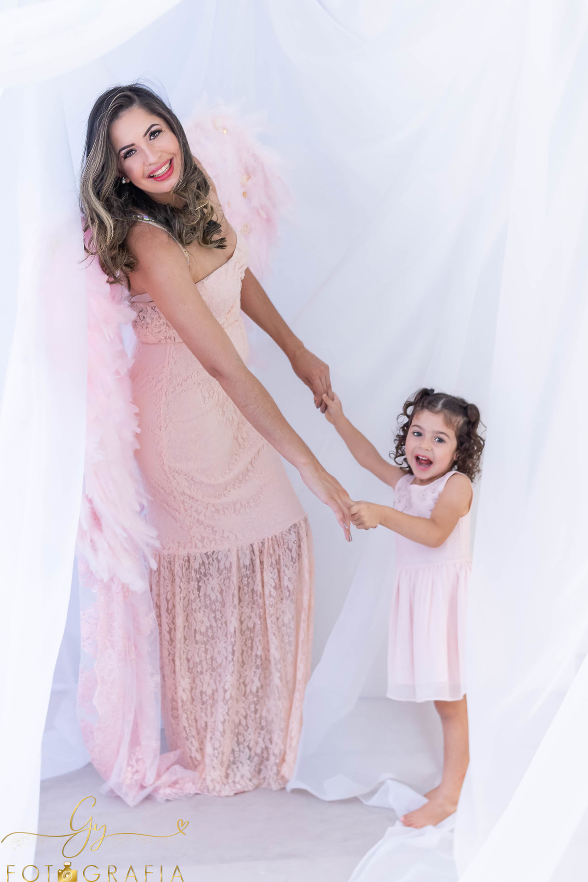 Mamãe anja! Asa de anjo dispoível para sessão de fotos. Mini ensaio de dia das mães, fotografo em Londrina especializado em ensaios de gestantes, bebes e crianças. Momento registrado pela fotografa Giscellayne | Gy fotografia