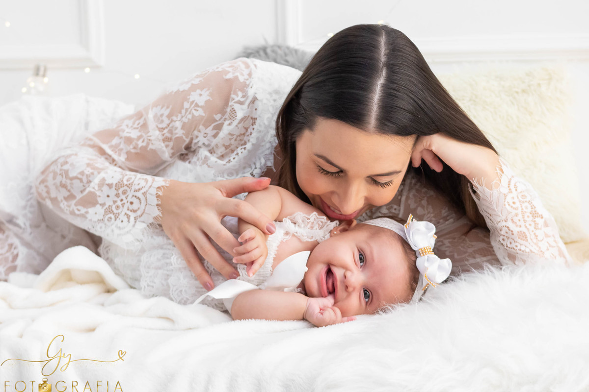 Ensaio de dia das mães. Fotógrafo em Londrina especializado em bebês e gestantes. Momento registrado pela fotógrafa Giscellayne - Gy Fotografia.