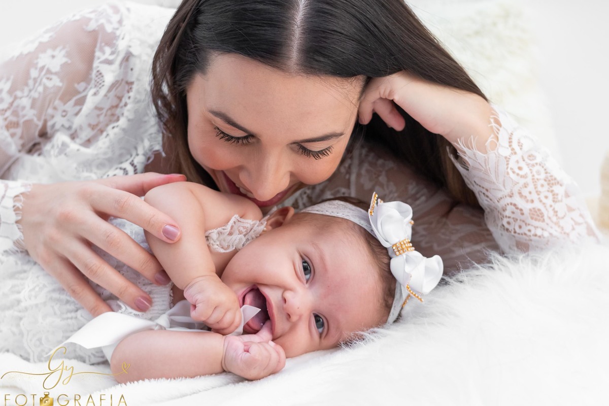 Ensaio de dia das mães. Fotógrafo em Londrina especializado em bebês e gestantes. Momento registrado pela fotógrafa Giscellayne - Gy Fotografia.