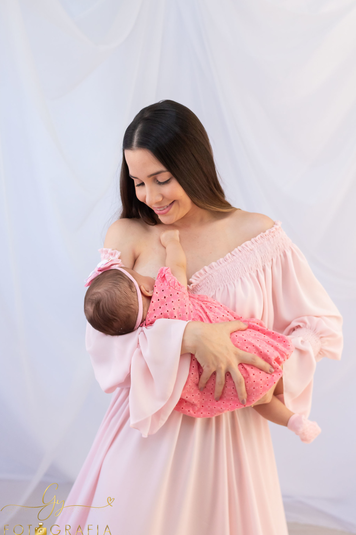 Ensaio de dia das mães. Fotógrafo em Londrina especializado em bebês e gestantes. Momento registrado pela fotógrafa Giscellayne - Gy Fotografia.
