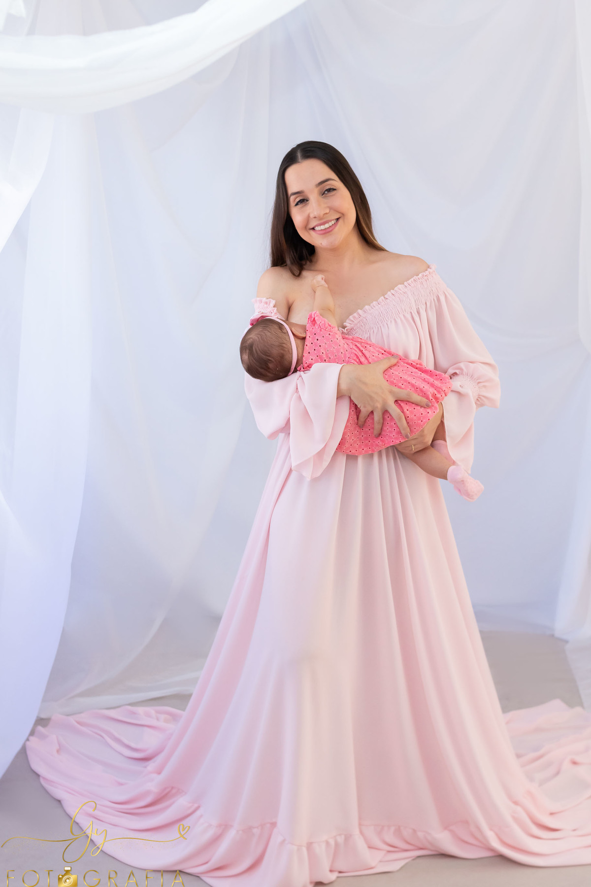 Ensaio de dia das mães. Fotógrafo em Londrina especializado em bebês e gestantes. Momento registrado pela fotógrafa Giscellayne - Gy Fotografia.