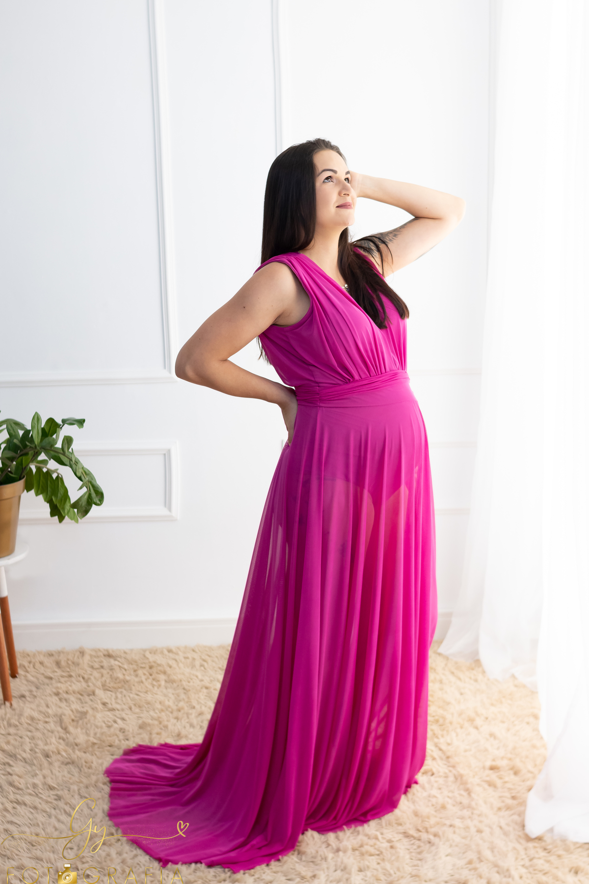 Ensaio de gestante em estúdio, looks inclusos. Fotografo em Londrina especializado em ensaios de gestantes. Momento registrado pela fotografa Giscellayne - Gy fotografia.