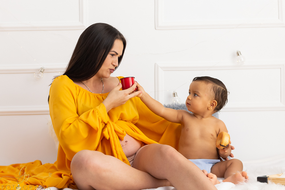 Ensaio de gestante em estúdio, looks inclusos. Fotografo em Londrina especializado em ensaios de gestantes. Momento registrado pela fotografa Giscellayne - Gy fotografia.