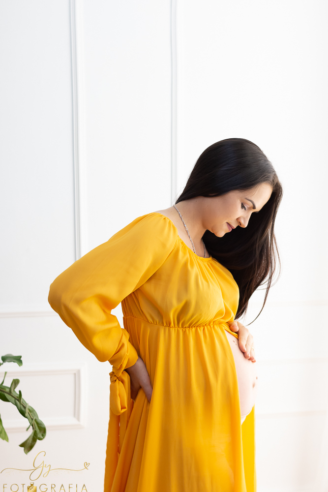 Ensaio de gestante em estúdio, looks inclusos. Fotografo em Londrina especializado em ensaios de gestantes. Momento registrado pela fotografa Giscellayne - Gy fotografia.