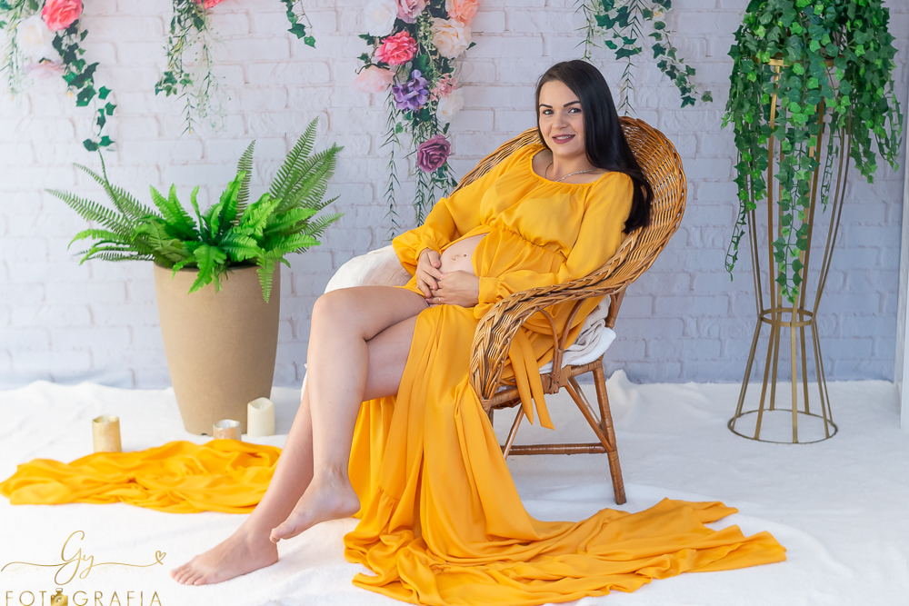 Ensaio de gestante em estúdio, looks inclusos. Fotografo em Londrina especializado em ensaios de gestantes. Momento registrado pela fotografa Giscellayne - Gy fotografia.