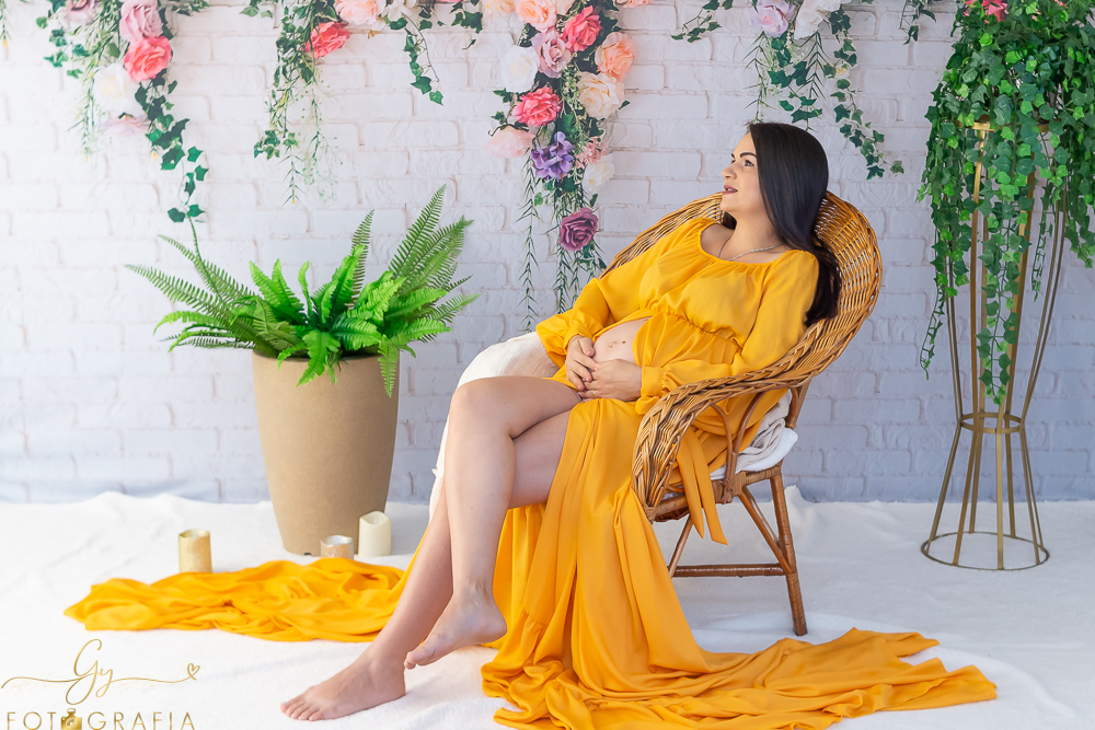 Ensaio de gestante em estúdio, looks inclusos. Fotografo em Londrina especializado em ensaios de gestantes. Momento registrado pela fotografa Giscellayne - Gy fotografia.