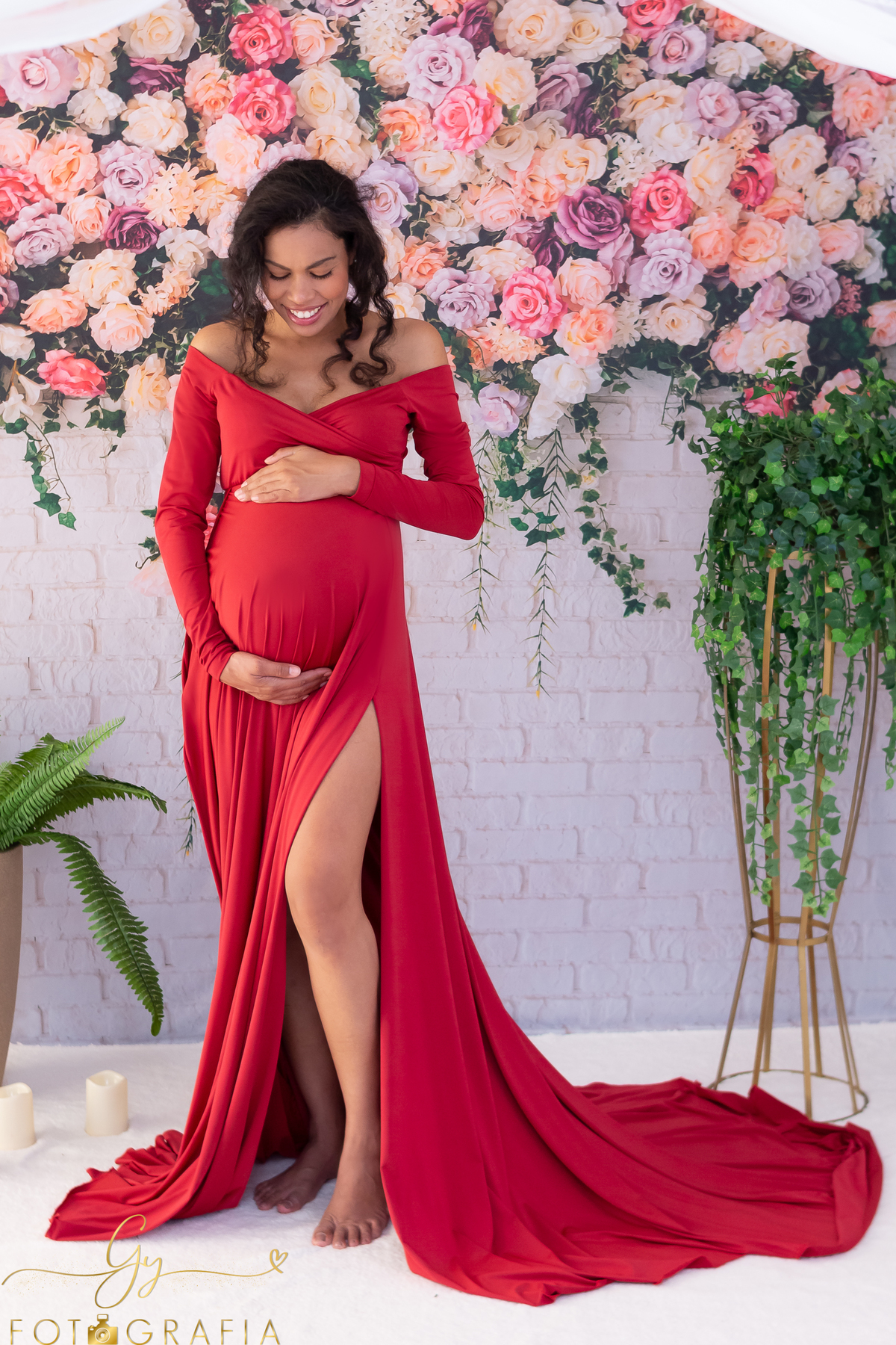 Ensaio de gestante em estúdio. Roupas de gestantes inclusas. Fotógrafo em Londrina especializado em ensaios de gestantes. Momento registrado pela fotógrafa Giscellayne, Gy Fotografia.