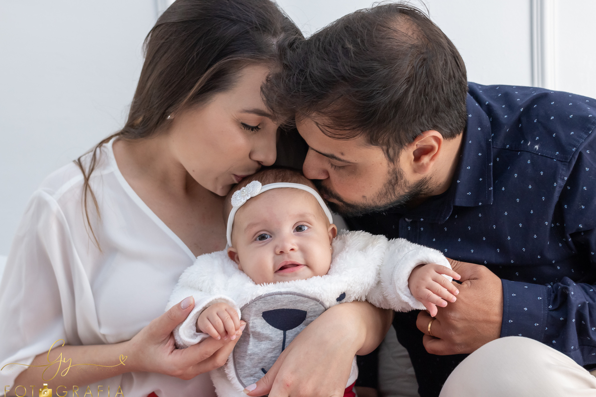 Ensaio em família. Mariana com seu esposo Danilo e sua filha Maitê fizeram uma sessão de fotos no estúdio com estilo mais casual. Fotógrafo em Londrina.
Fotógrafa em estúdio em Londrina-Pr
