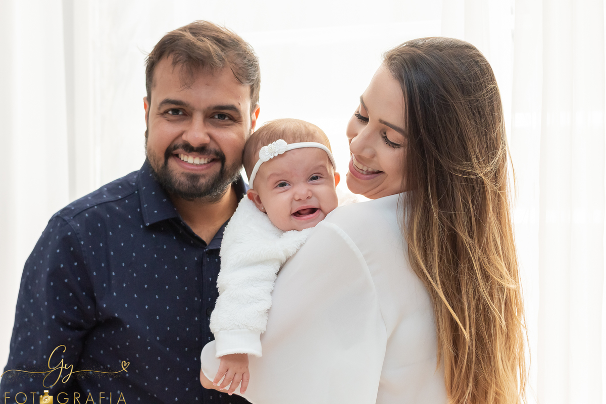 Ensaio em família. Mariana com seu esposo Danilo e sua filha Maitê fizeram uma sessão de fotos no estúdio com estilo mais casual. Fotógrafo em Londrina.
Fotógrafa em estúdio em Londrina-Pr
