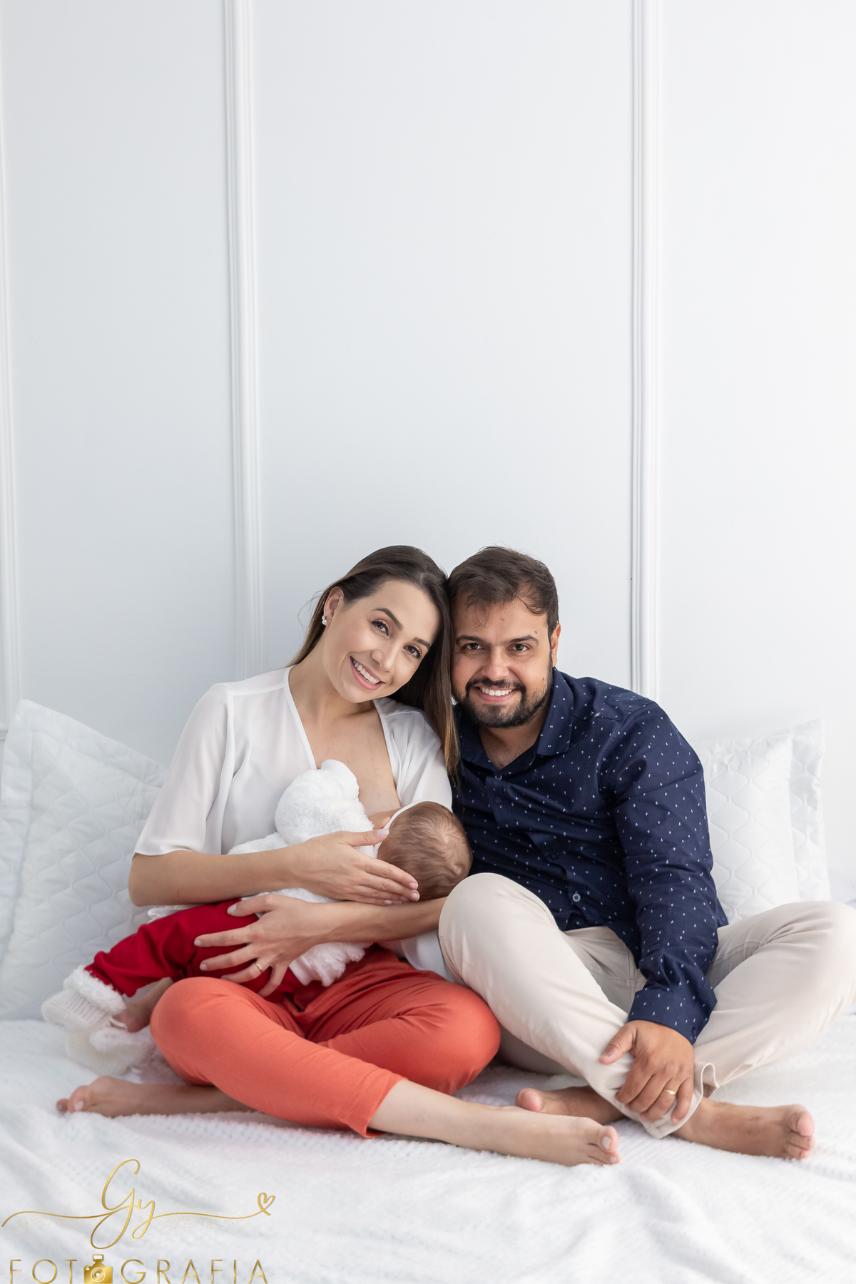 Ensaio em família. Mariana com seu esposo Danilo e sua filha Maitê fizeram uma sessão de fotos no estúdio com estilo mais casual. Fotógrafo em Londrina.
Fotógrafa em estúdio em Londrina-Pr
