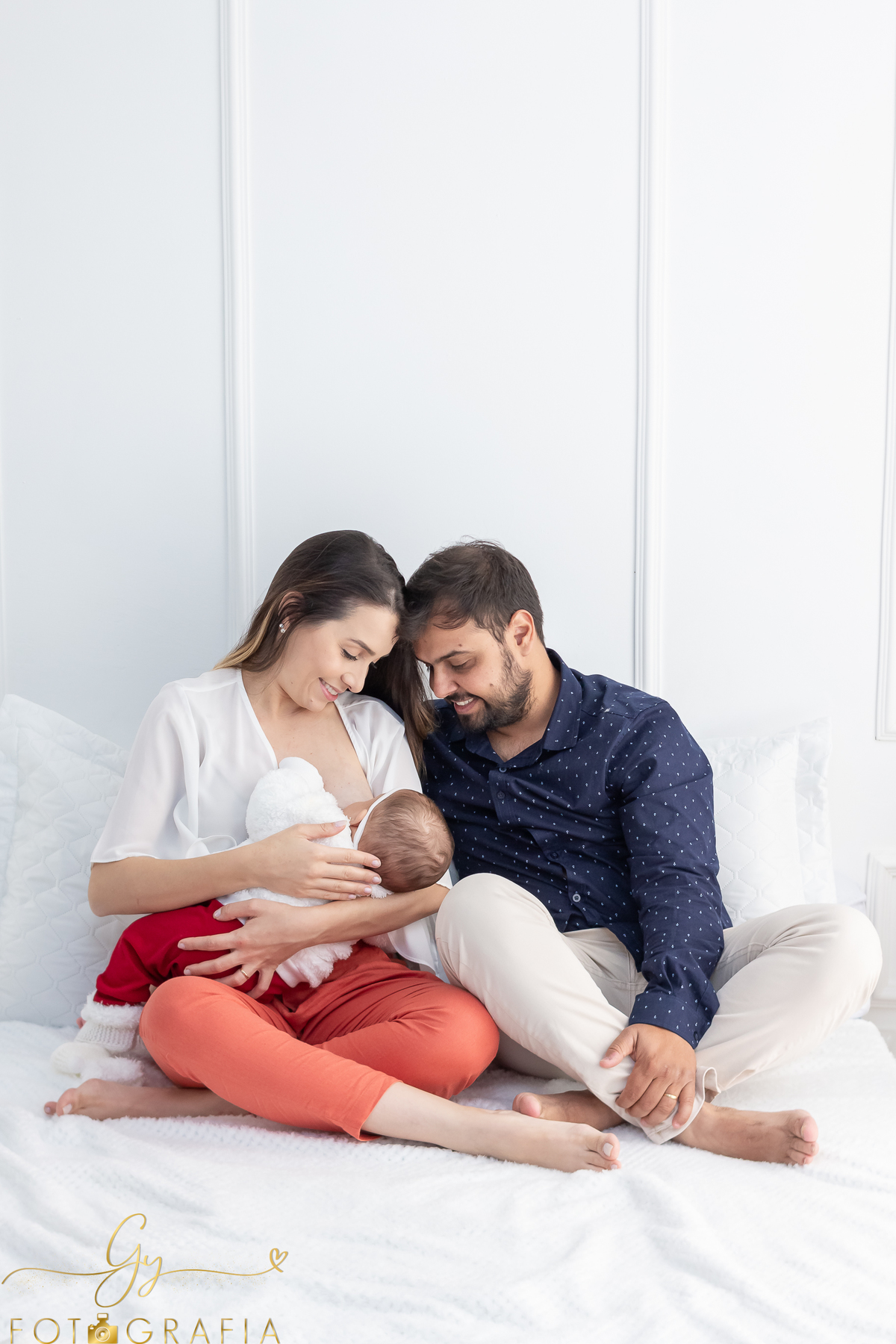 Ensaio em família. Mariana com seu esposo Danilo e sua filha Maitê fizeram uma sessão de fotos no estúdio com estilo mais casual. Fotógrafo em Londrina.
Fotógrafa em estúdio em Londrina-Pr

