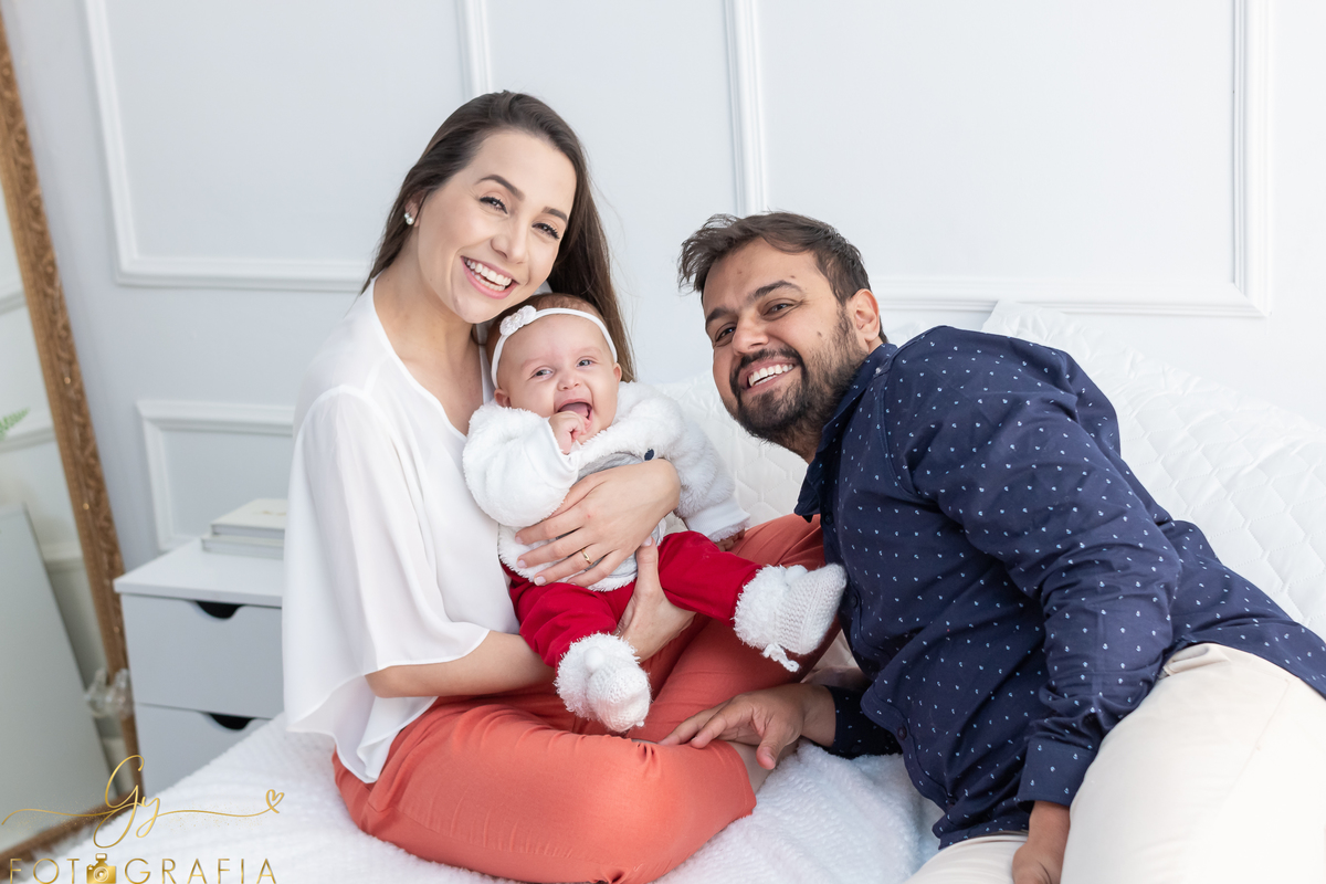 Ensaio em família. Mariana com seu esposo Danilo e sua filha Maitê fizeram uma sessão de fotos no estúdio com estilo mais casual. Fotógrafo em Londrina.
Fotógrafa em estúdio em Londrina-Pr
