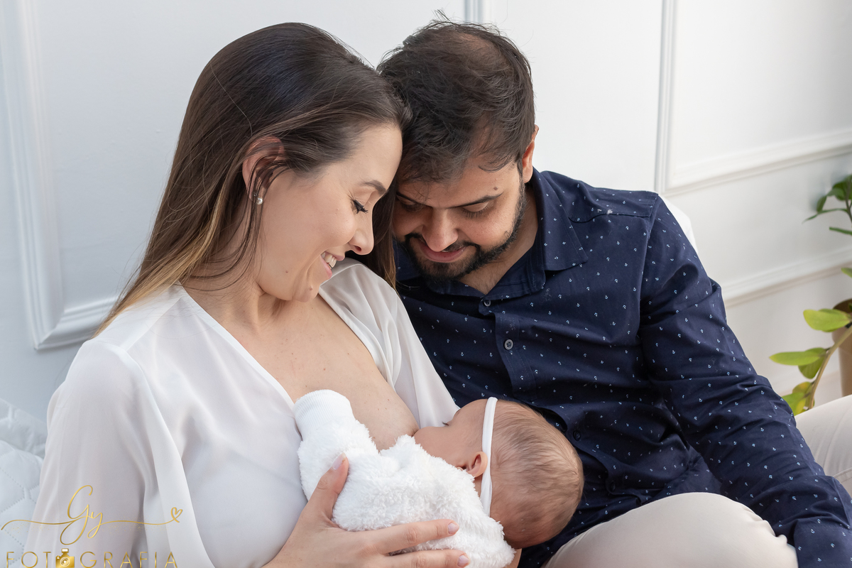 Ensaio em família. Mariana com seu esposo Danilo e sua filha Maitê fizeram uma sessão de fotos no estúdio com estilo mais casual. Fotógrafo em Londrina.
Fotógrafa em estúdio em Londrina-Pr
Amamentação 