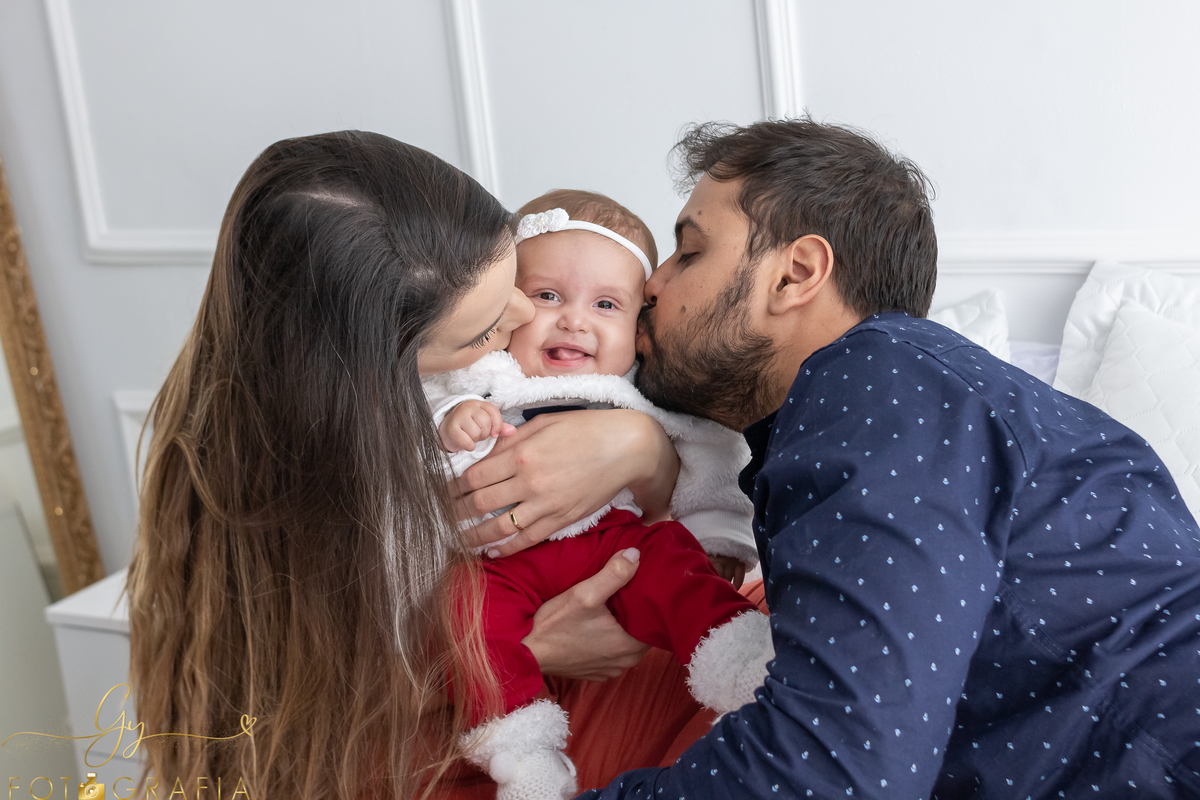 Ensaio em família. Mariana com seu esposo Danilo e sua filha Maitê fizeram uma sessão de fotos no estúdio com estilo mais casual. Fotógrafo em Londrina.
Fotógrafa em estúdio em Londrina-Pr
