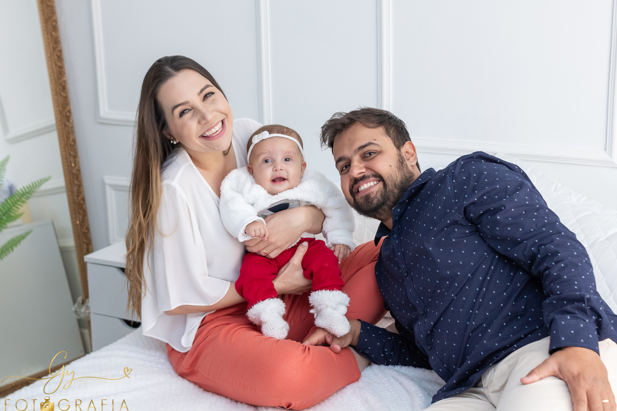 Ensaio em família. Mariana com seu esposo Danilo e sua filha Maitê fizeram uma sessão de fotos no estúdio com estilo mais casual. Fotógrafo em Londrina.
Fotógrafa em estúdio em Londrina-Pr
