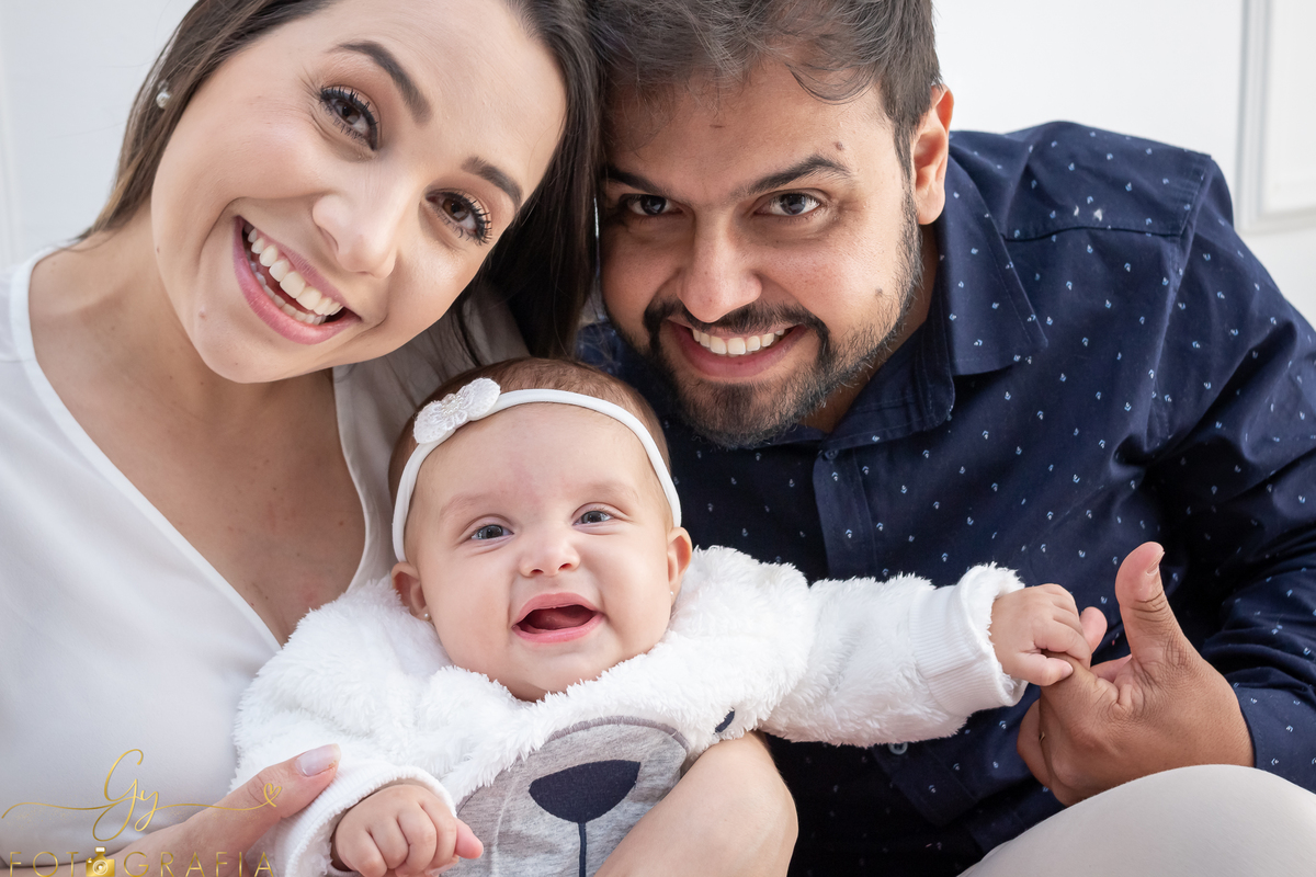 Ensaio em família. Mariana com seu esposo Danilo e sua filha Maitê fizeram uma sessão de fotos no estúdio com estilo mais casual. Fotógrafo em Londrina.
Fotógrafa em estúdio em Londrina-Pr
