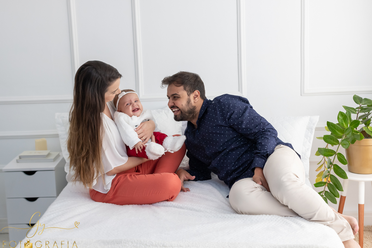 Ensaio em família. Mariana com seu esposo Danilo e sua filha Maitê fizeram uma sessão de fotos no estúdio com estilo mais casual. Fotógrafo em Londrina.
Fotógrafa em estúdio em Londrina-Pr
