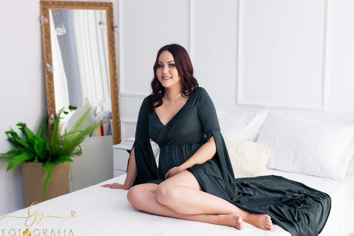 Ensaio de gestante em estúdio. Roupas de gestantes inclusas. Fotógrafo em Londrina especializado em ensaios de gestantes. Momento registrado pela fotógrafa Giscellayne, Gy Fotografia.