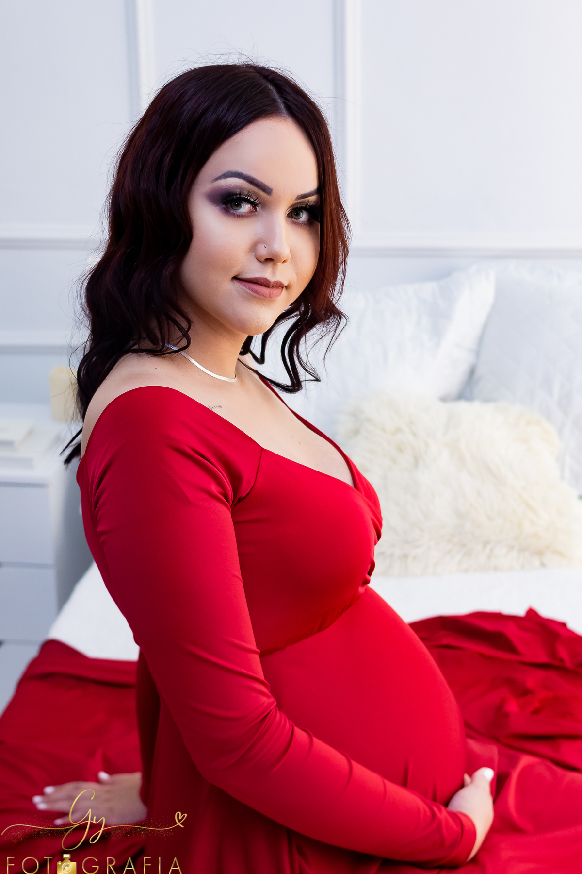 Ensaio de gestante em estúdio. Roupas de gestantes inclusas. Fotógrafo em Londrina especializado em ensaios de gestantes. Momento registrado pela fotógrafa Giscellayne, Gy Fotografia.