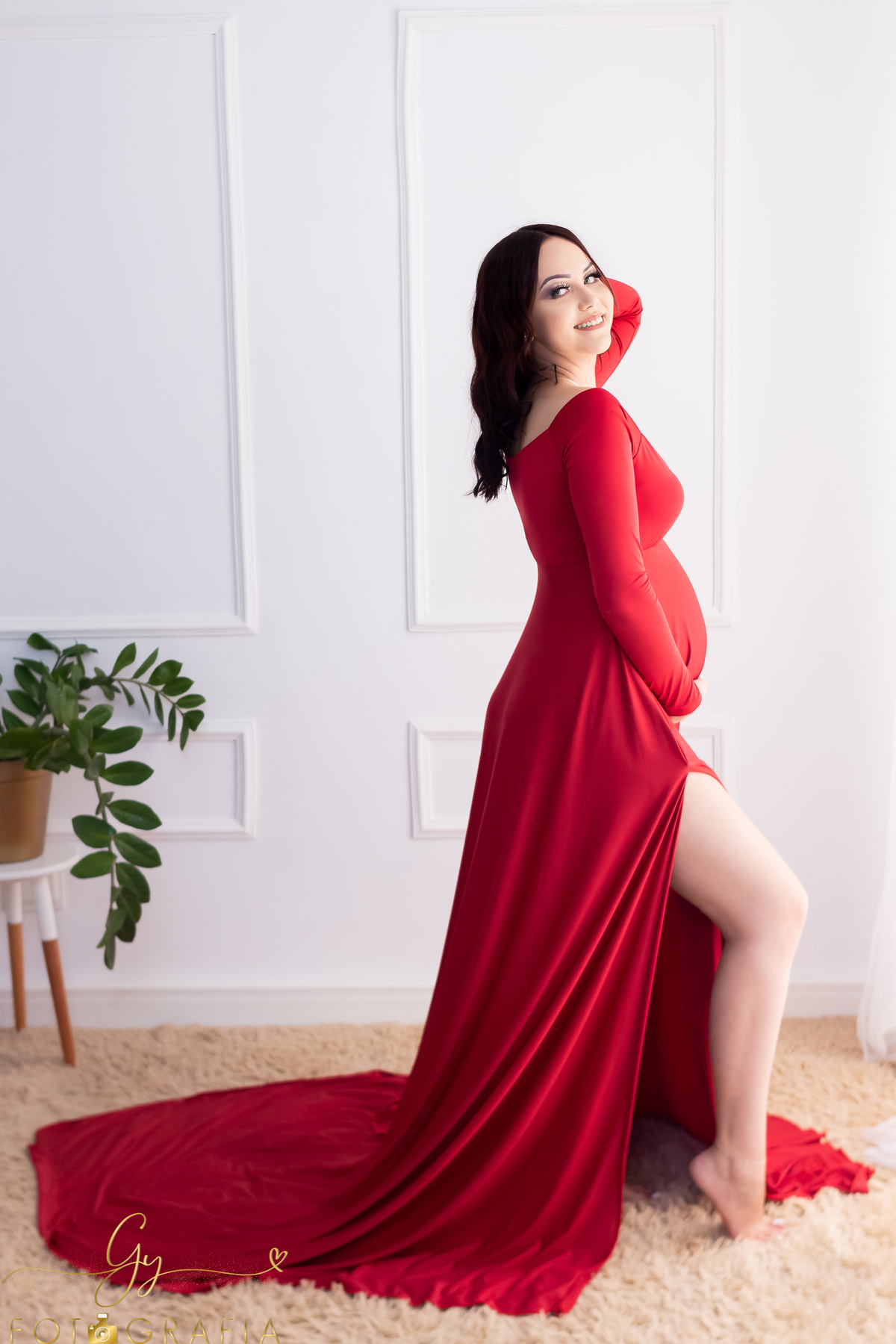 Ensaio de gestante em estúdio. Roupas de gestantes inclusas. Fotógrafo em Londrina especializado em ensaios de gestantes. Momento registrado pela fotógrafa Giscellayne, Gy Fotografia.