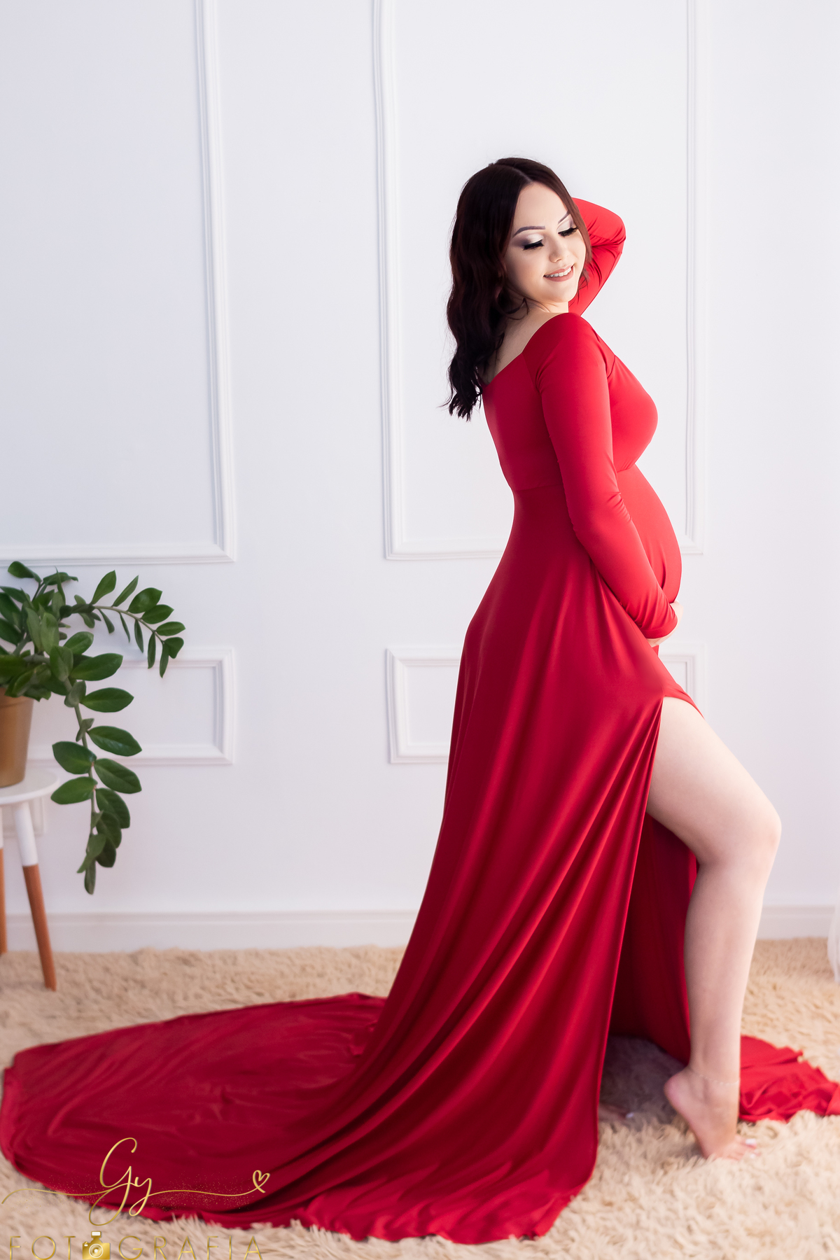 Ensaio de gestante em estúdio. Roupas de gestantes inclusas. Fotógrafo em Londrina especializado em ensaios de gestantes. Momento registrado pela fotógrafa Giscellayne, Gy Fotografia.